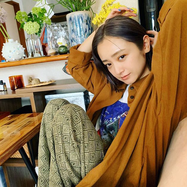 【悲惨星二代3】妈妈51岁下海！日本「童颜女神」暗恋对象变继父：钱都被妈妈拿走